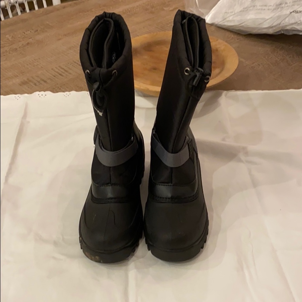 Boys 8.5 black waterproof snow boot.